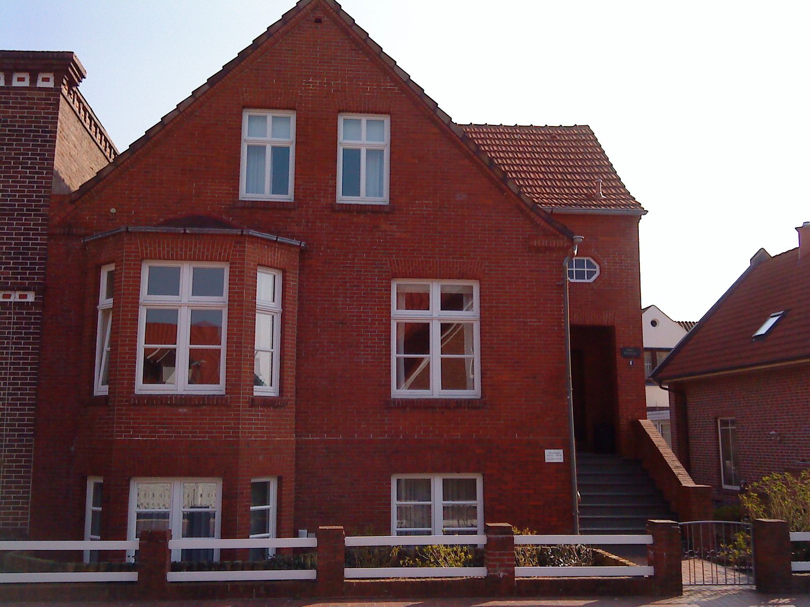 Das Haus Detine von der Straße aus