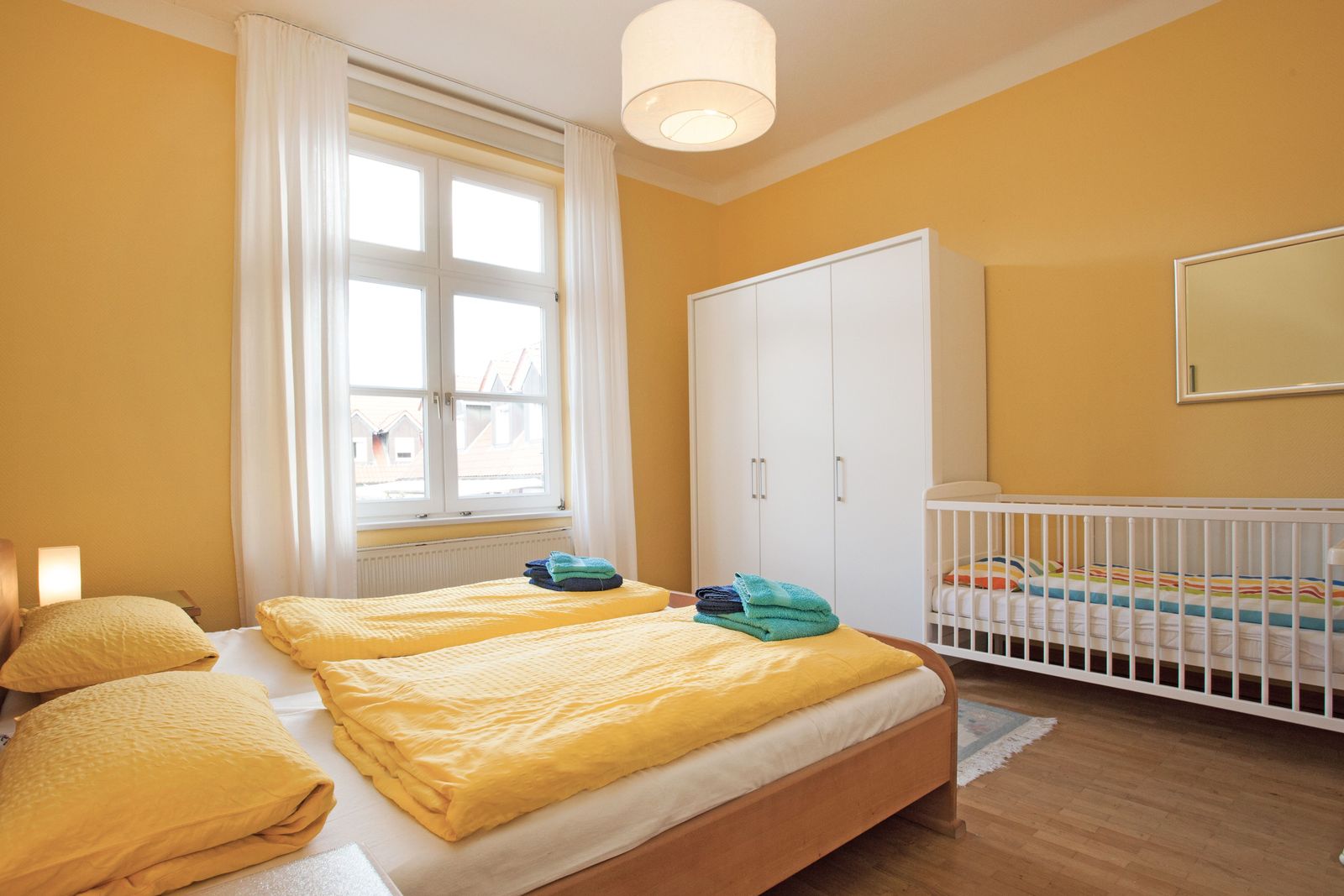 Schlafzimmer 2 mit Babybett